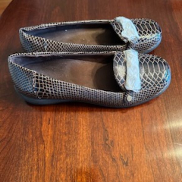 Vionic crocodile embossed leather loafer - Picture 2 of 8